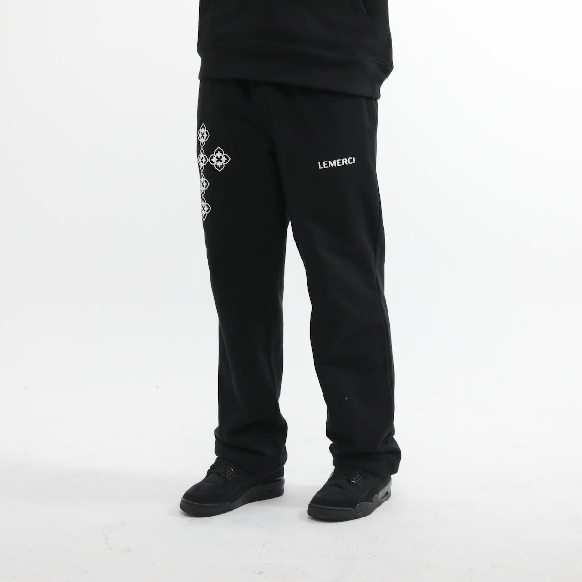 BLACK ESSENTIAL SWEATPANTS