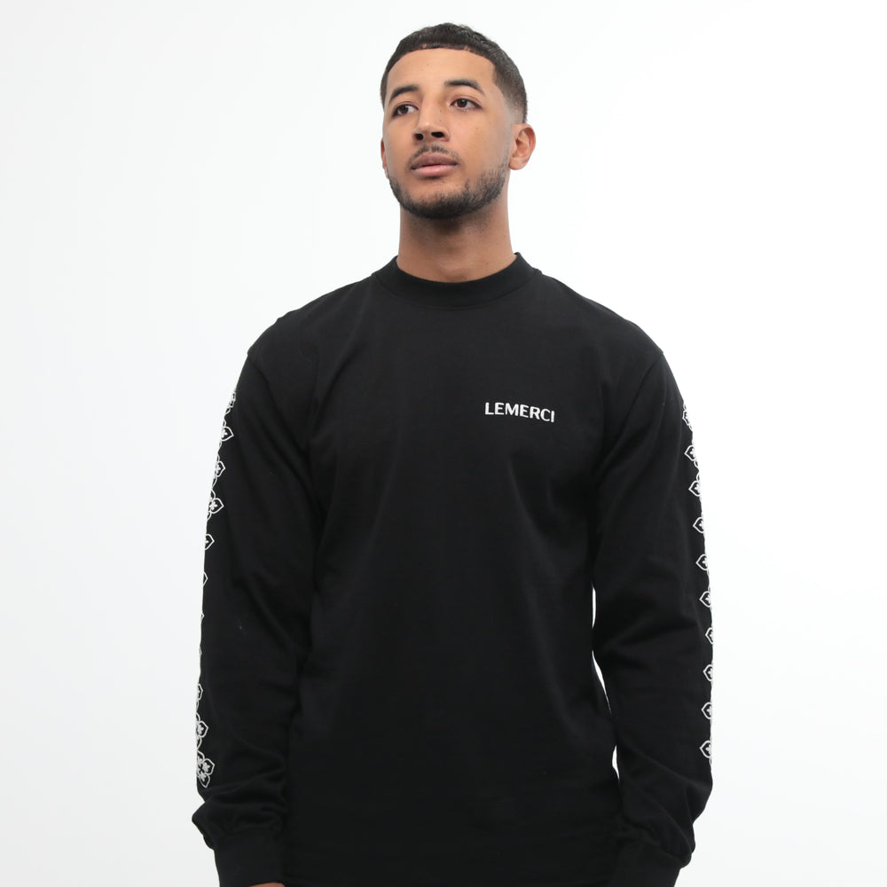 
                  
                    BLACK ESSENTIAL LONG SLEEVE
                  
                