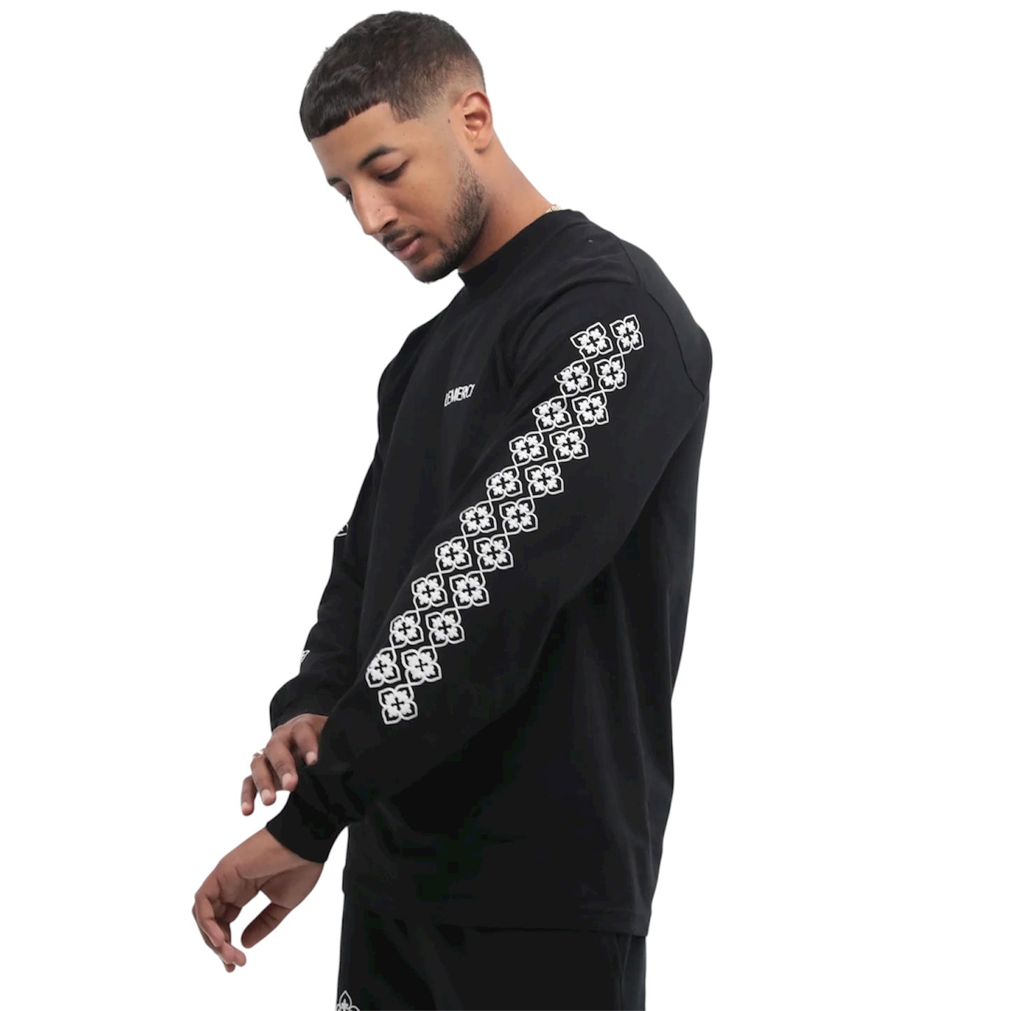 BLACK ESSENTIAL LONG SLEEVE